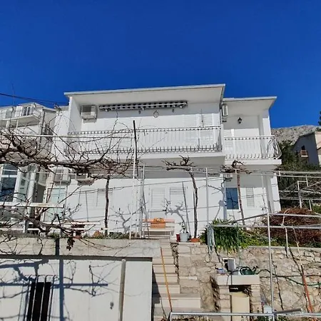 205 Mata, 80m Vom Stanici