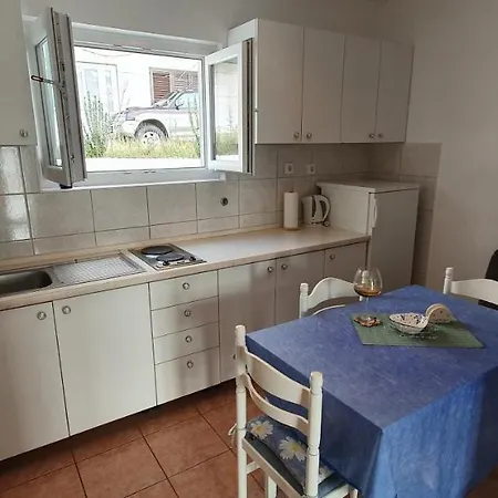 205 Mata, 80m Vom Stanici